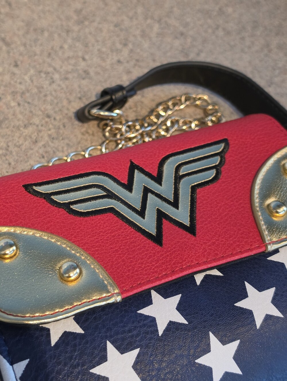 Wonder Woman Purse - Picture 4 of 9